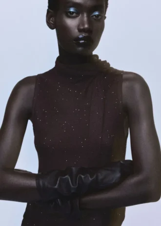 Lesklý top s šátkem