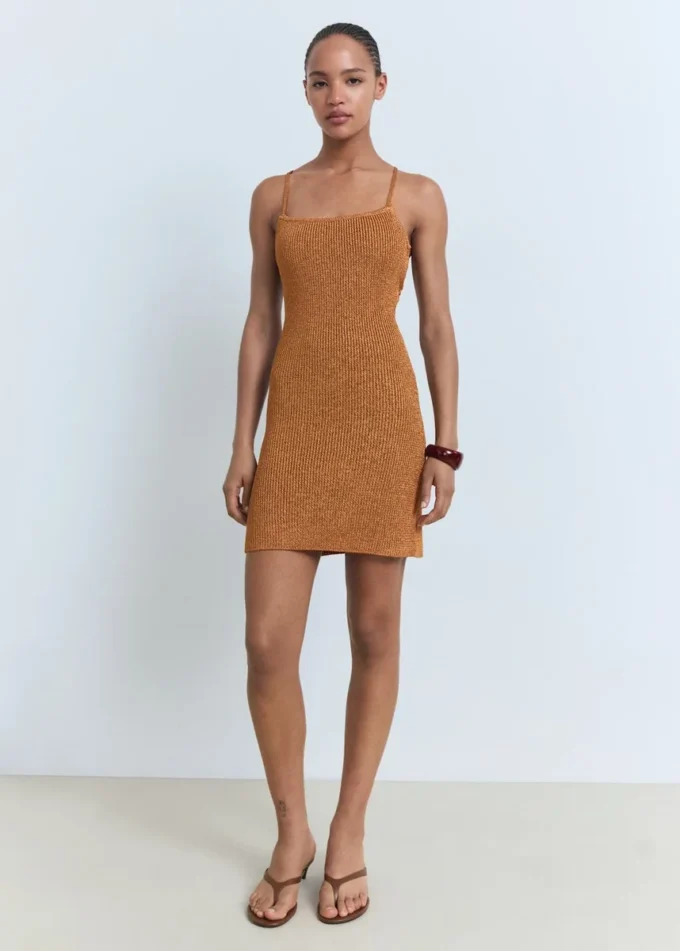 Lurexové šaty s překříženými ramínky na zádech Lurexové šaty s překříženými ramínky na zádech