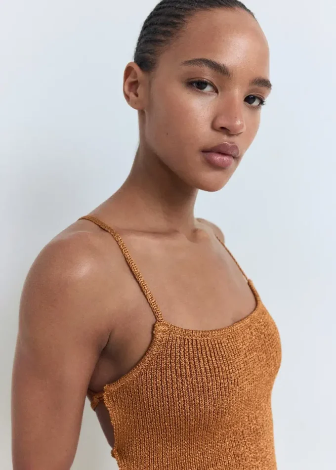 Lurexové šaty s překříženými ramínky na zádech Lurexové šaty s překříženými ramínky na zádech