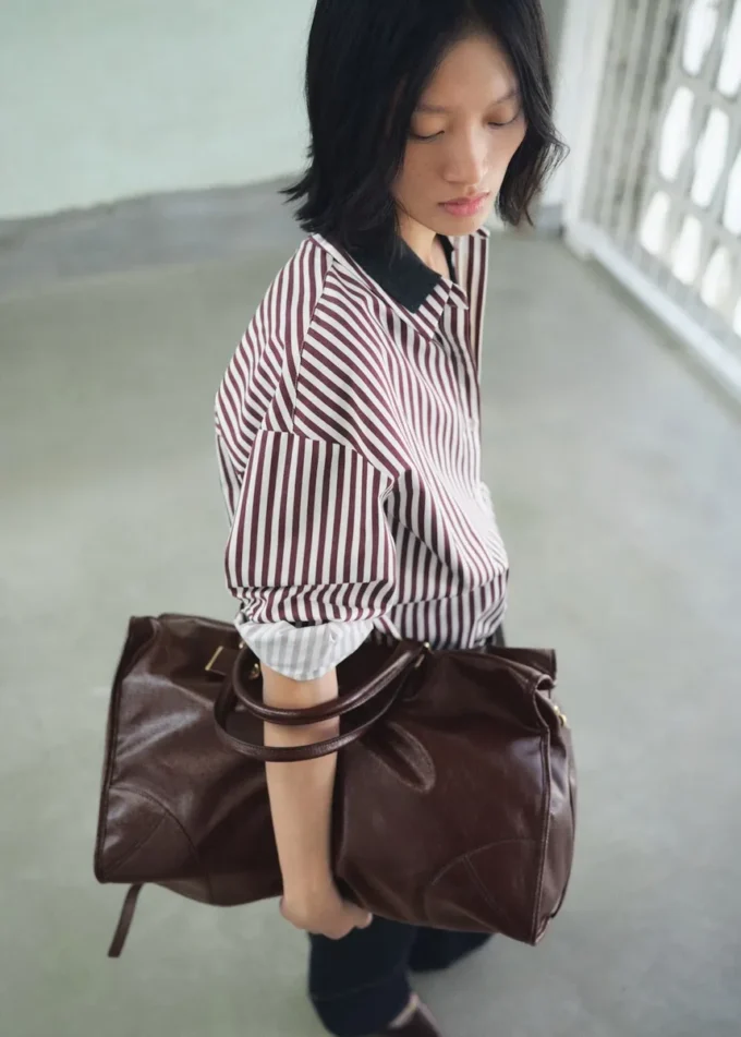 Maxi lesklá kabelka s popruhy