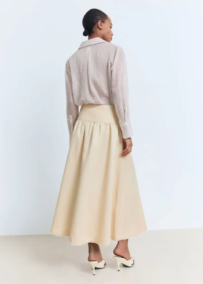 Midi sukně s roztřepenými konci Midi sukně s roztřepenými konci