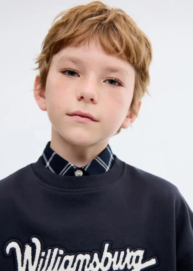 Mikina s potiskem a výšivkou Mikina s potiskem a výšivkou