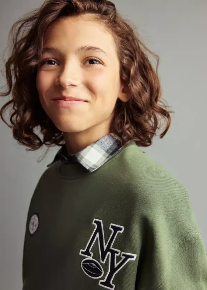 Mikina s potiskem a výšivkou Mikina s potiskem a výšivkou