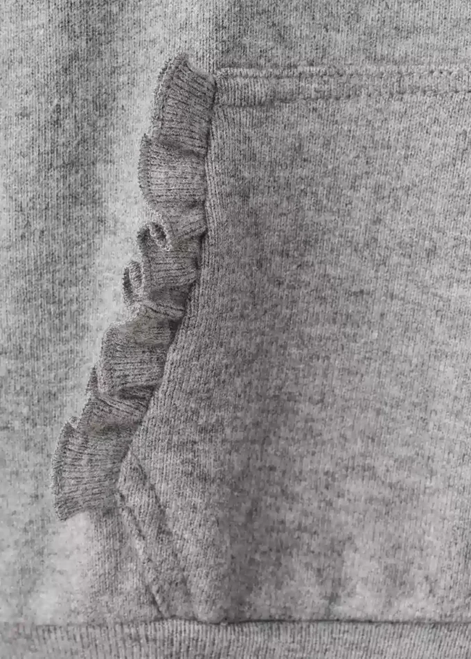 Mikina s volánkovým detailem Mikina s volánkovým detailem