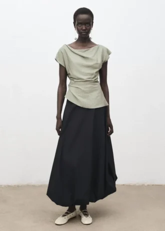 Modální halenka s asymetrickým límcem