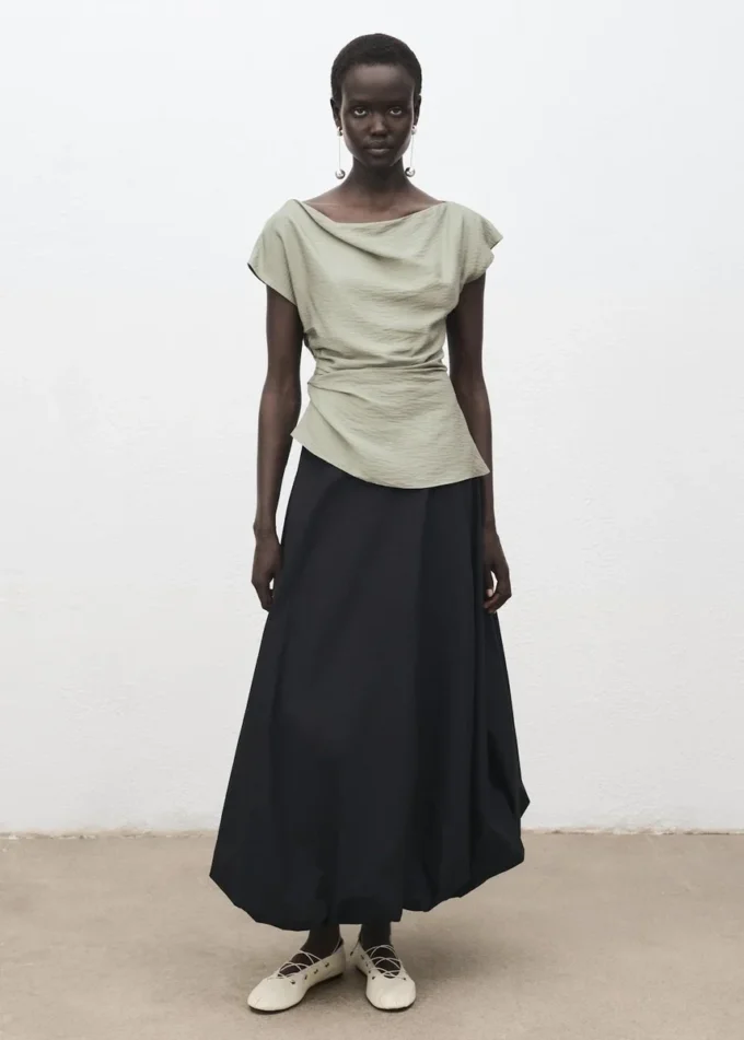 Modální halenka s asymetrickým límcem