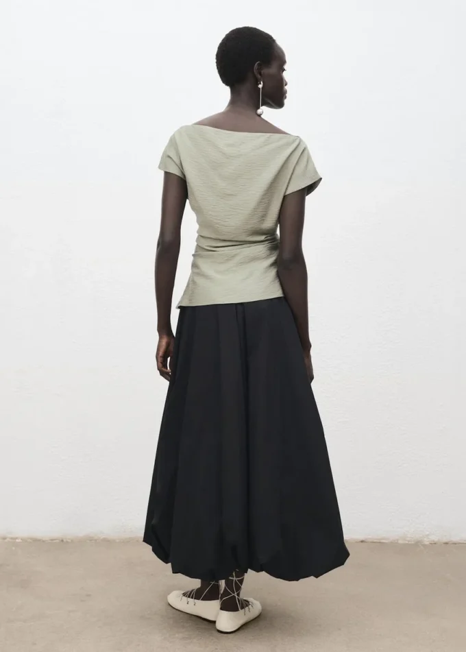 Modální halenka s asymetrickým límcem