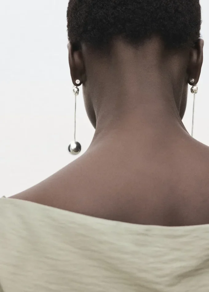 Modální halenka s asymetrickým límcem