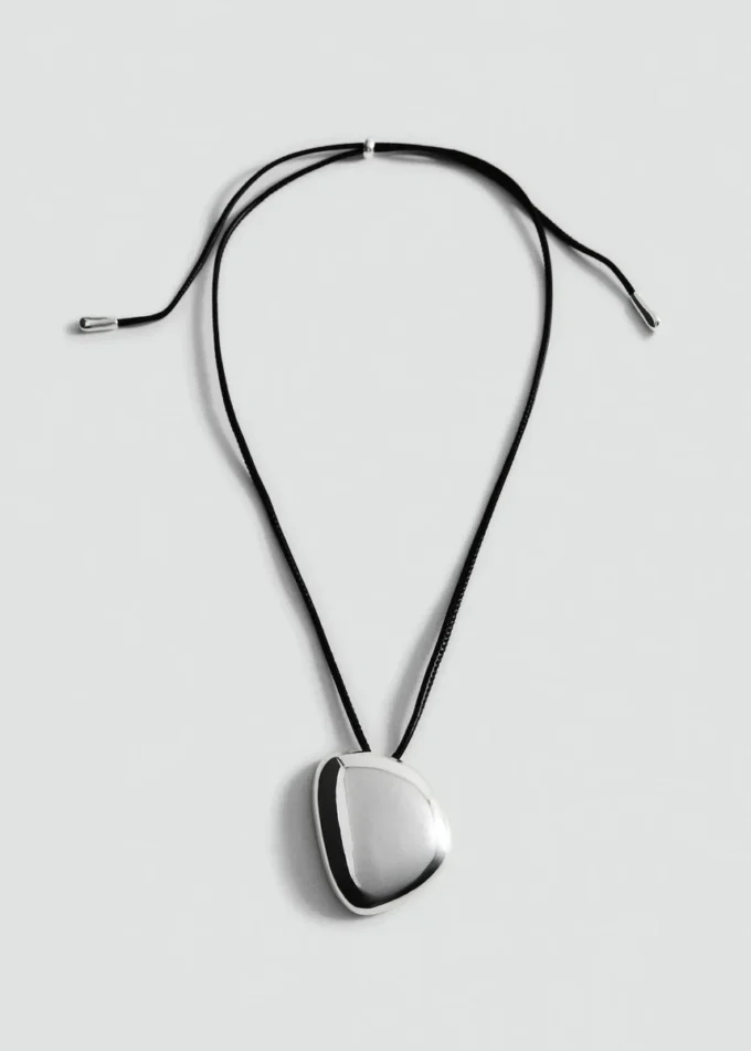 Náhrdelník s přívěskem a kovovým prvkem