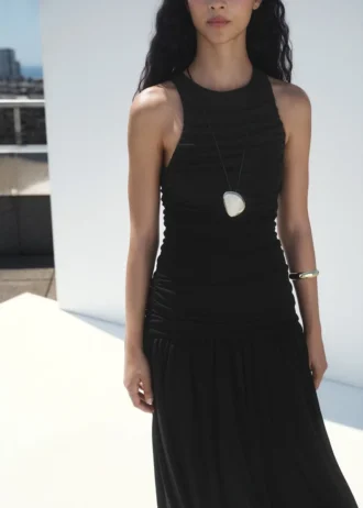 Náhrdelník s přívěskem a kovovým prvkem