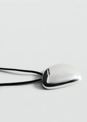 Náhrdelník s přívěskem a kovovým prvkem