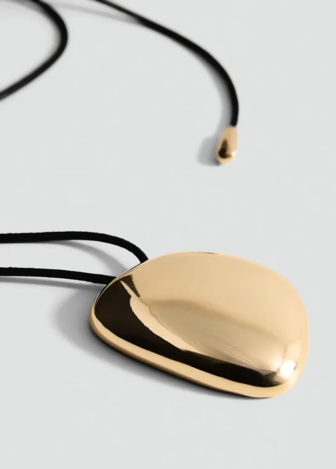 Náhrdelník s přívěskem a kovovým prvkem