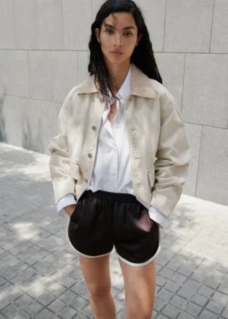 Šortky s kontrastním lemováním Šortky s kontrastním lemováním