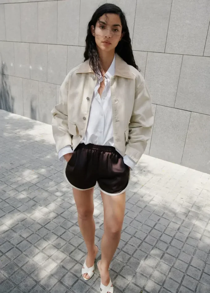 Šortky s kontrastním lemováním Šortky s kontrastním lemováním