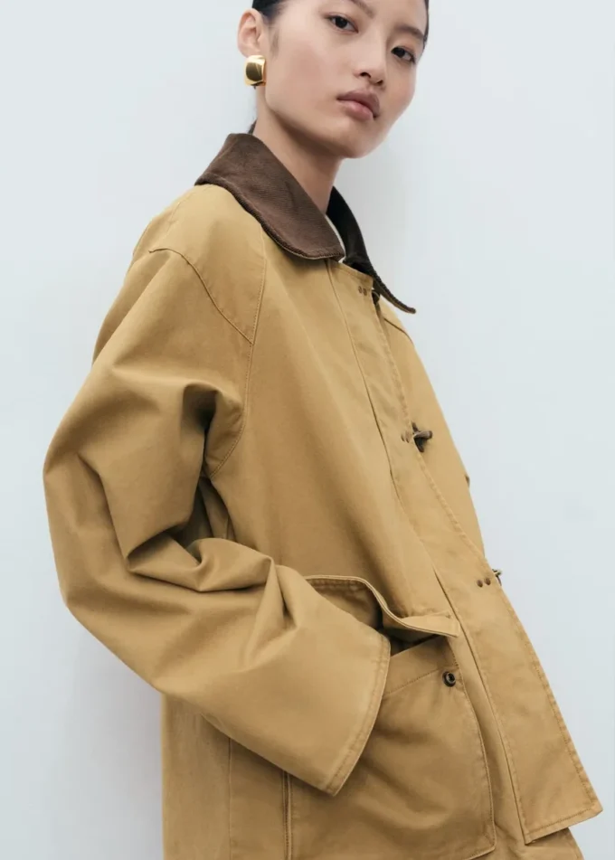 Oversized bunda s kontrastním límcem