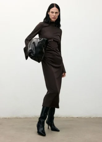 Přiléhavé šaty s rukávy ve tvaru zvonu