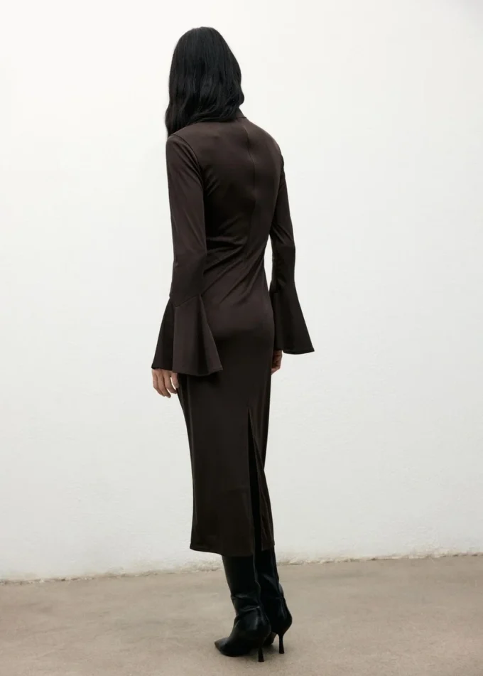 Přiléhavé šaty s rukávy ve tvaru zvonu