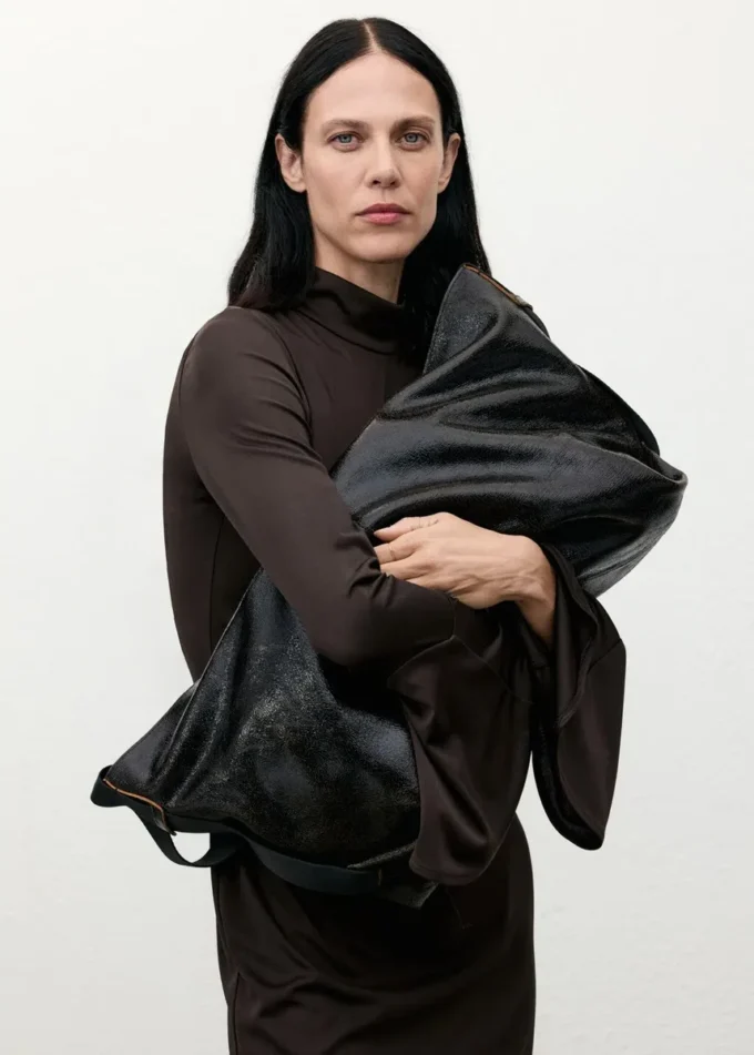 Přiléhavé šaty s rukávy ve tvaru zvonu