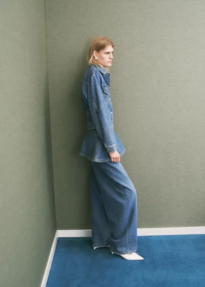 Přiléhavá džínová bunda s kapsami Přiléhavá džínová bunda s kapsami