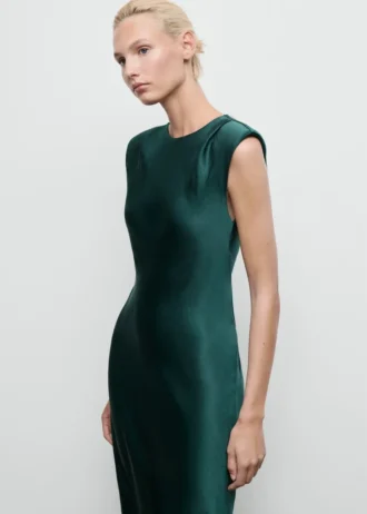 Přiléhavé saténové šaty