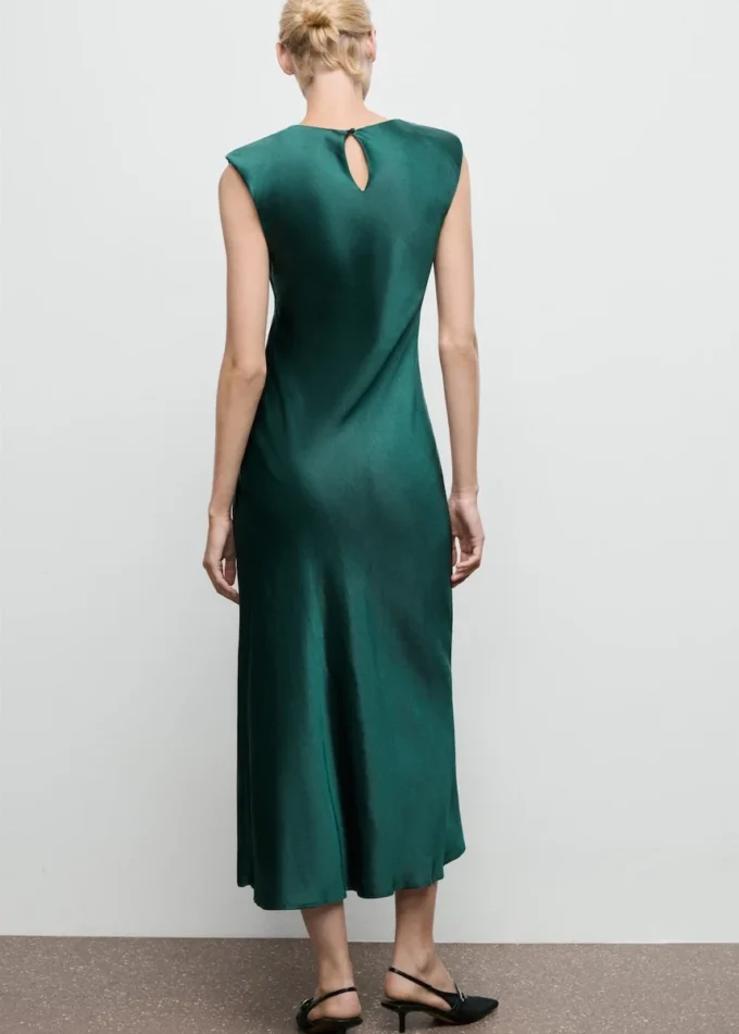 Přiléhavé saténové šaty