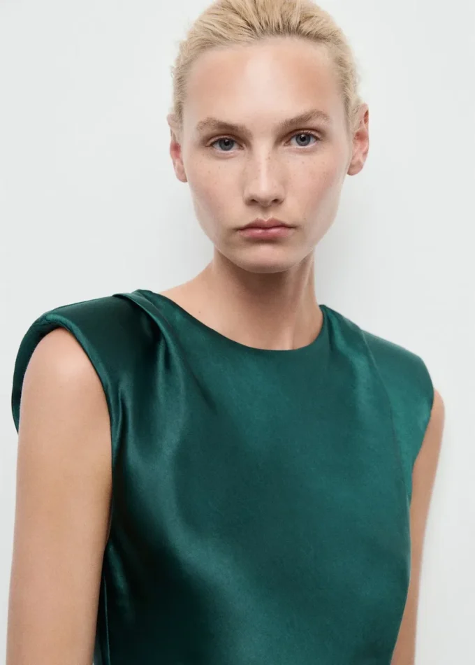 Přiléhavé saténové šaty