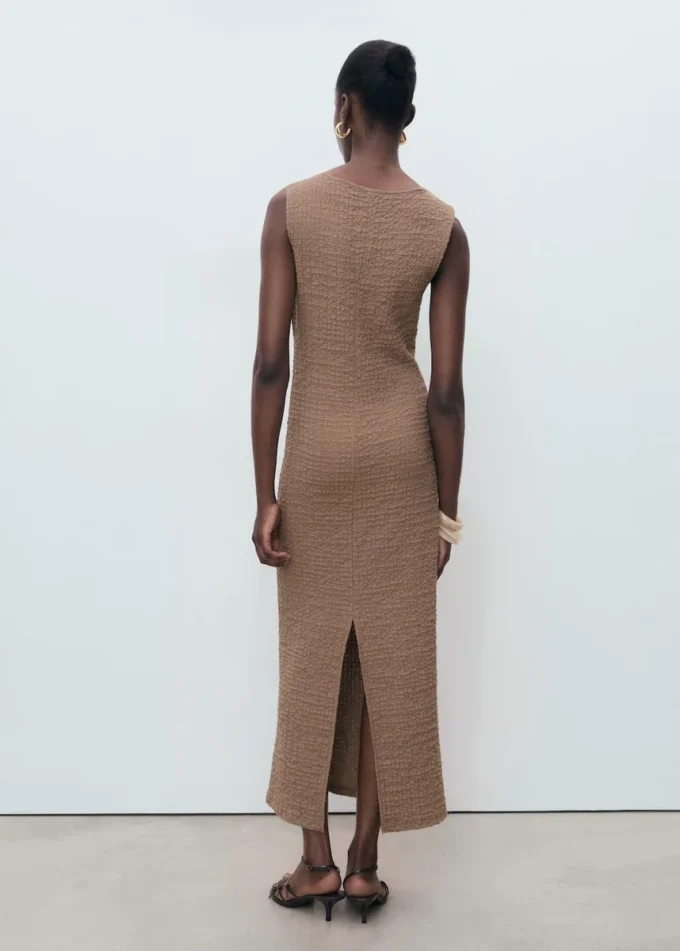 Přiléhavé strukturované šaty