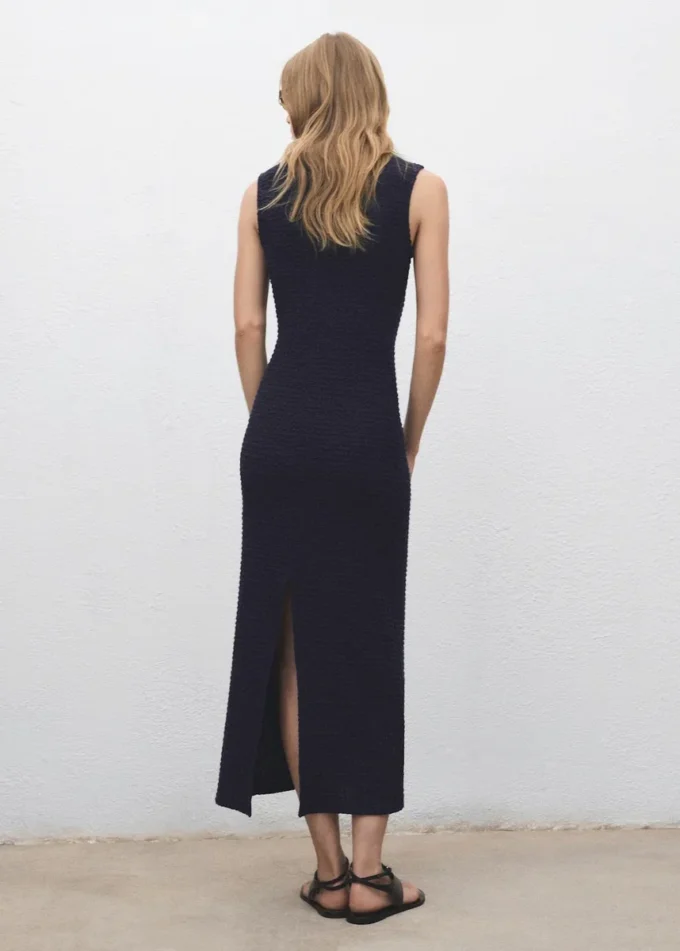 Přiléhavé strukturované šaty