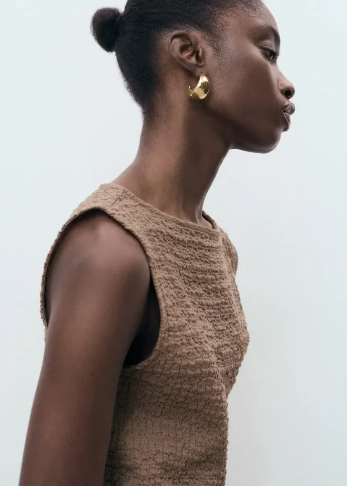 Přiléhavé strukturované šaty