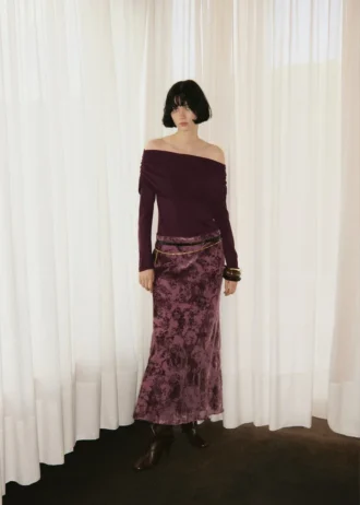 Přiléhavý svetr s drapovaným výstřihem.