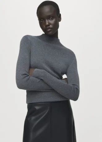 Přiléhavý svetr s perkinsovým výstřihem