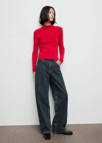 Přiléhavý svetr s perkinsovým výstřihem