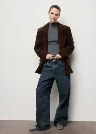 Přiléhavý svetr s perkinsovým výstřihem