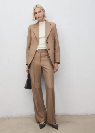 Přiléhavý svetr s perkinsovým výstřihem