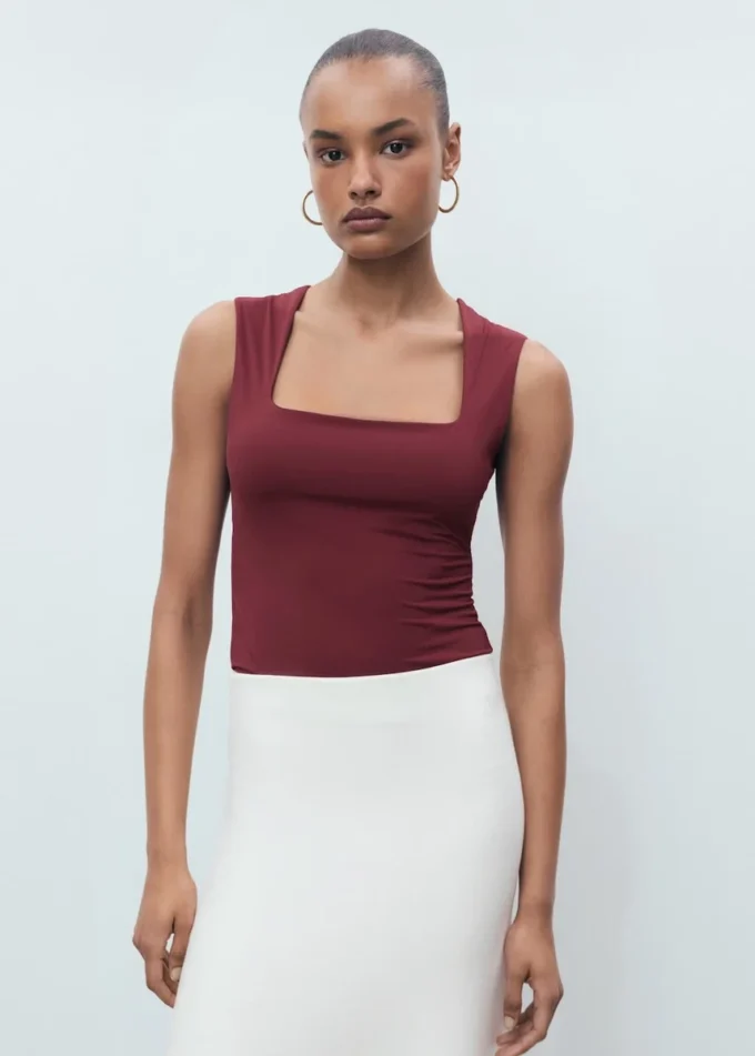 Přiléhavý top se širokými ramínky Přiléhavý top se širokými ramínky