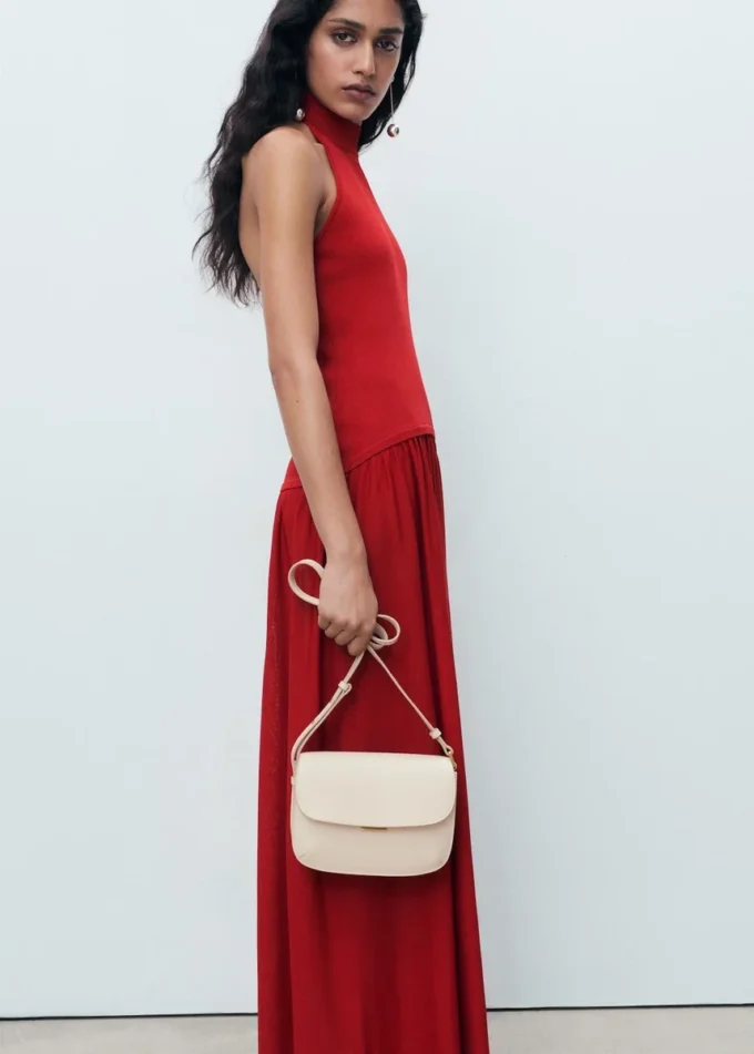 Pletené šaty s halter výstřihem