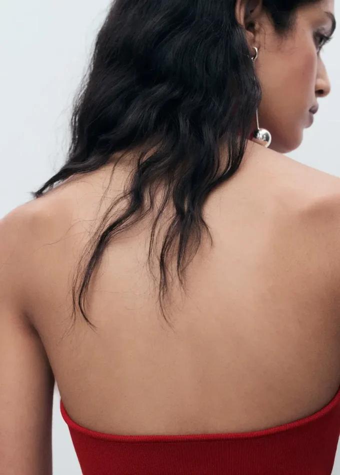 Pletené šaty s halter výstřihem