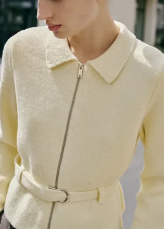 Pletená bunda s páskem a sponou