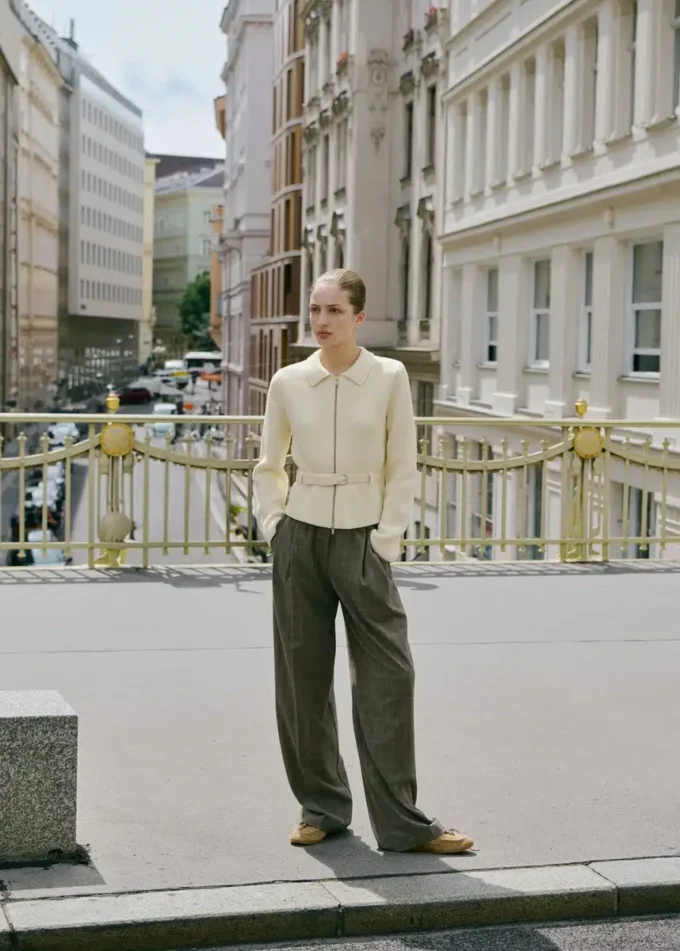 Pletená bunda s páskem a sponou Pletená bunda s páskem a sponou