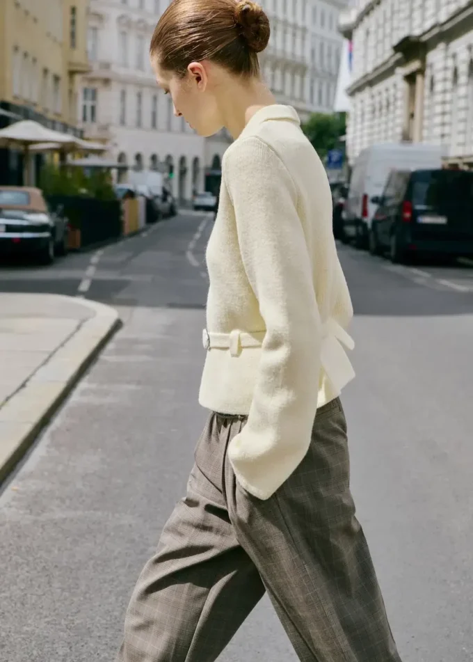 Pletená bunda s páskem a sponou Pletená bunda s páskem a sponou