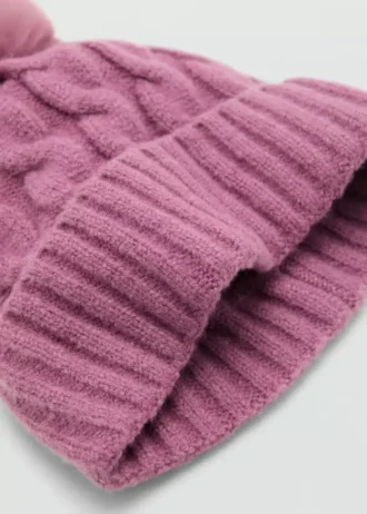 Pletená čepice s bambulí