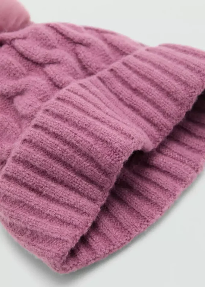 Pletená čepice s bambulí Pletená čepice s bambulí