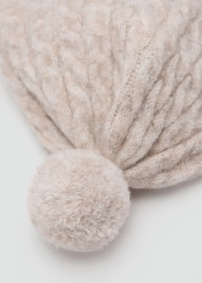 Pletená čepice s bambulí Pletená čepice s bambulí