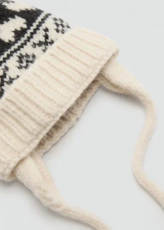 Pletená čepice s bambulí