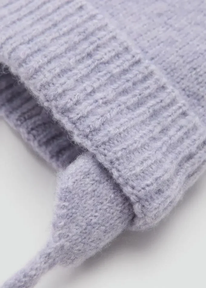 Pletená čepice s bambulí Pletená čepice s bambulí