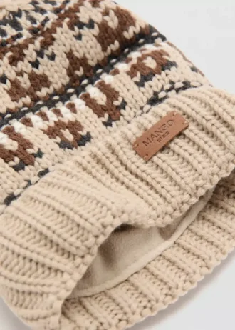 Pletená čepice s bambulí