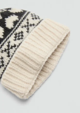 Pletená čepice s bambulí