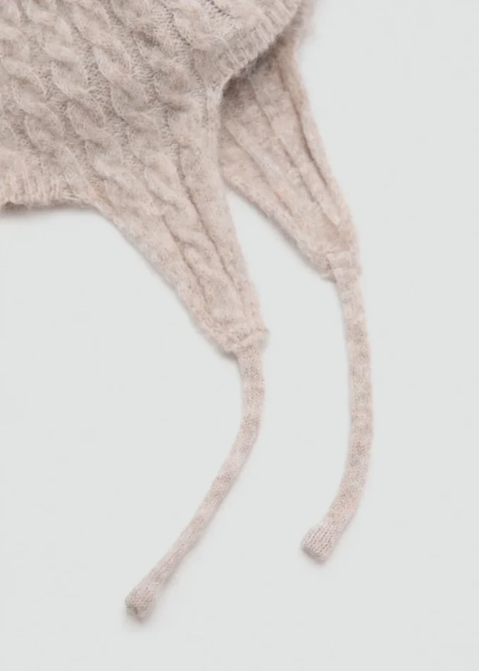 Pletená čepice s bambulí Pletená čepice s bambulí