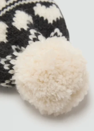 Pletená čepice s bambulí