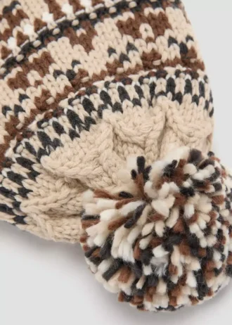 Pletená čepice s bambulí